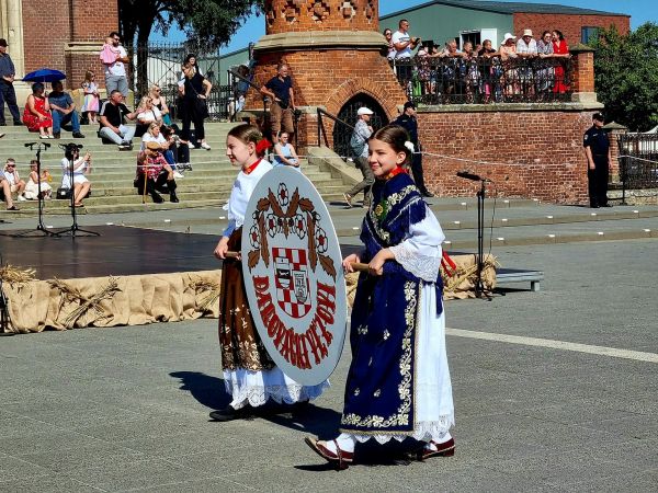 Svečana povorka sudionika 57. Đakovačkih vezova Svečana povorka sudionika 57. Đakovačkih vezova