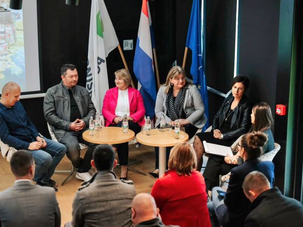 Na panel raspravi u Parku prirode Lonjsko polje govorilo se o prednostima očuvanja proizvoda i usluga Na panel raspravi u Parku prirode Lonjsko polje govorilo se o prednostima očuvanja proizvoda i usluga