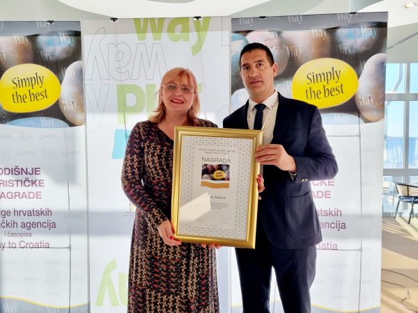 Predsjednici “Kluba članova Selo” Dijani Katici nagrada za osobu godine